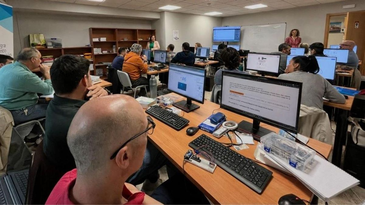 Empleo lanza 855 plazas en Andalucía para cursos gratuitos de gran demanda profesional como IA o Realidad Virtual