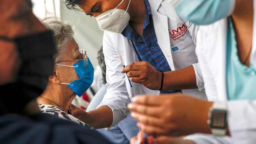 Una adulta mayor recibe la vacuna contra la Covid-19 Pfizer BioNTec hoy, en Querétaro (México). EFE/ Enrique Contla