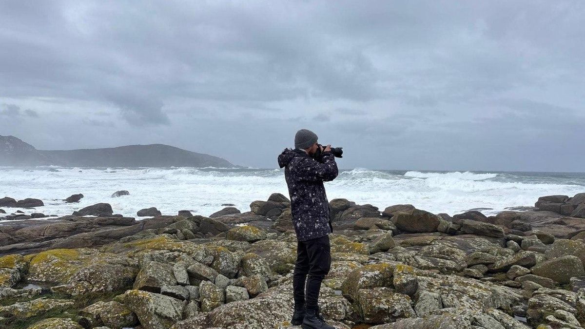 El fotógrafo gallego Brais Lorenzo mientras tomaba imágenes para la pieza 'Viaje a las rompientes donde los percebeiros se juegan la vida', publicada en elDiario.es