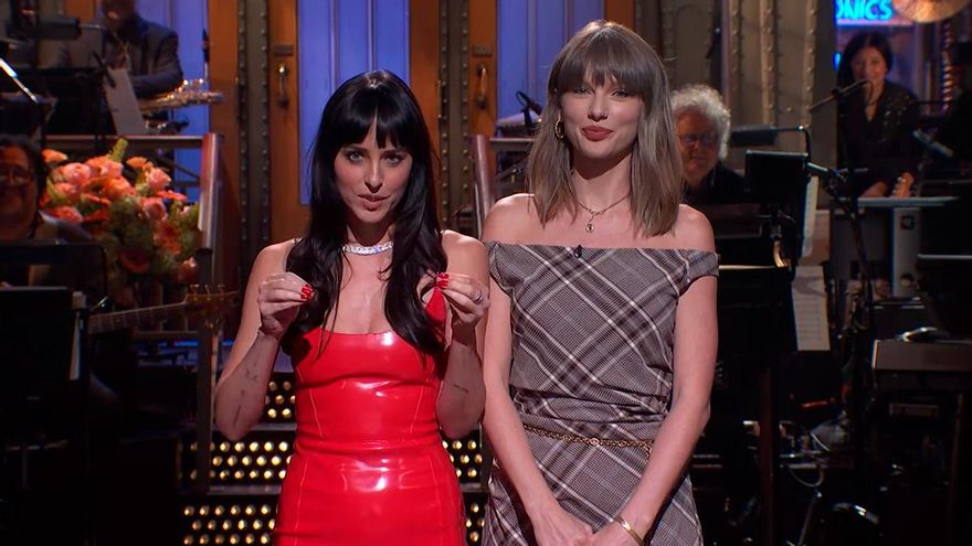 Dakota Johnson y Taylor Swift, en 'Saturday Night Live'