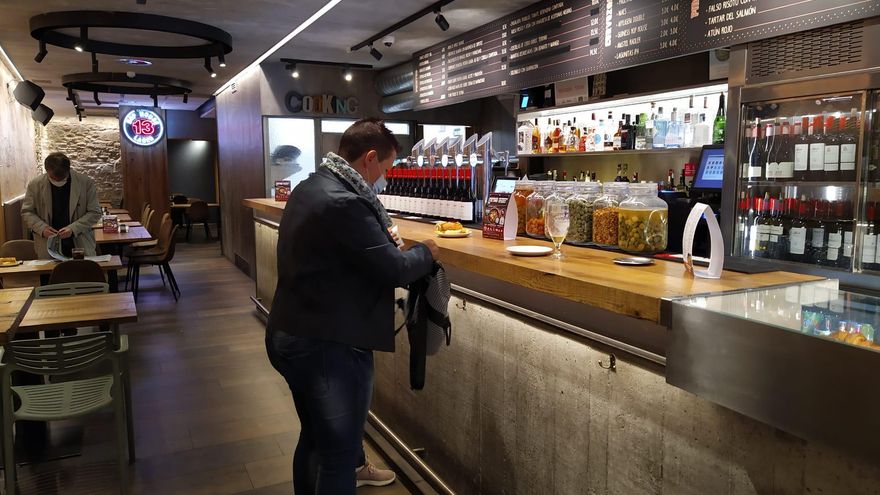 Una persona en una barra de un bar de Pamplona.