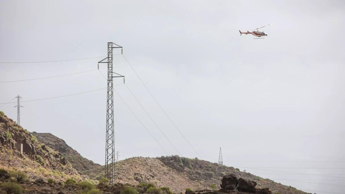Imagen de archivo de un helicóptero de Endesa sobrevolando las líneas eléctricas con última tecnología que permite obtener imágenes de alta resolución en 3D.