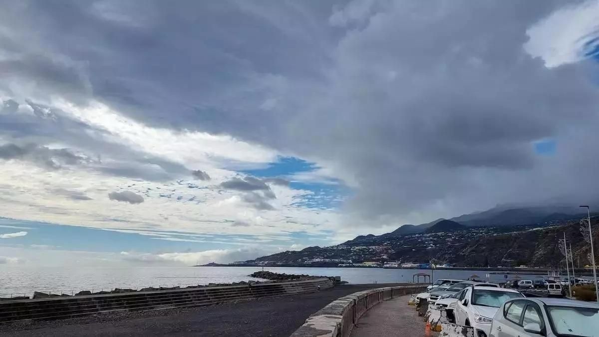 Imagen de archivo de un día nublado en el este de La Palma. Imagen captada desde la playa de Santa Cruz de La Palma.