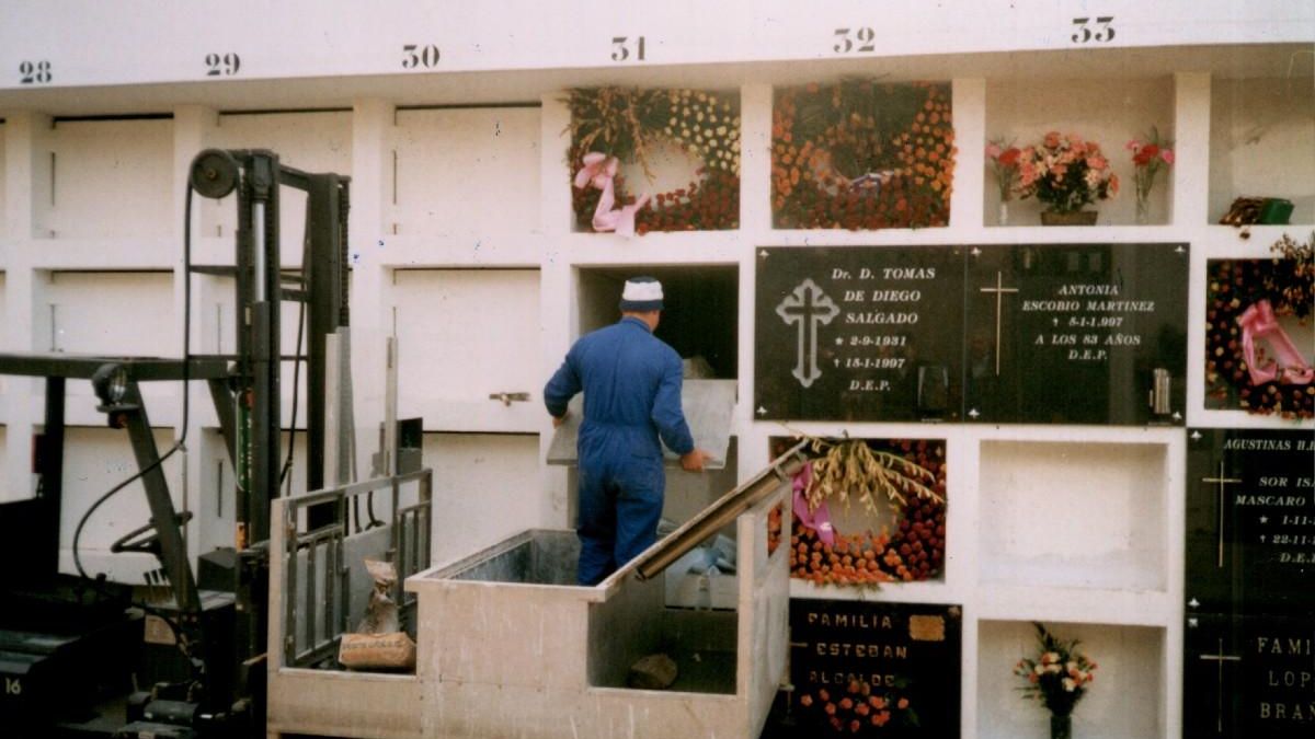 Fotografía del día del traslado de los restos a Montearenas en 1997.