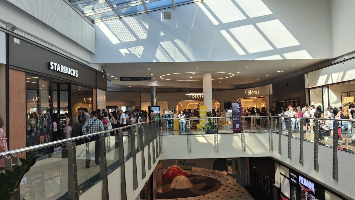 Largas filas para la inauguración del primer Starbucks de La Rioja