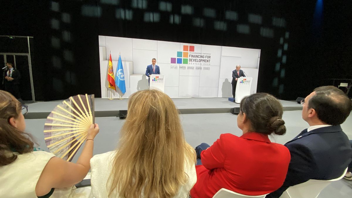 El ministro de Exteriores, Albares, sigue en primera fila la rueda de prensa de Sánchez y Guterres.