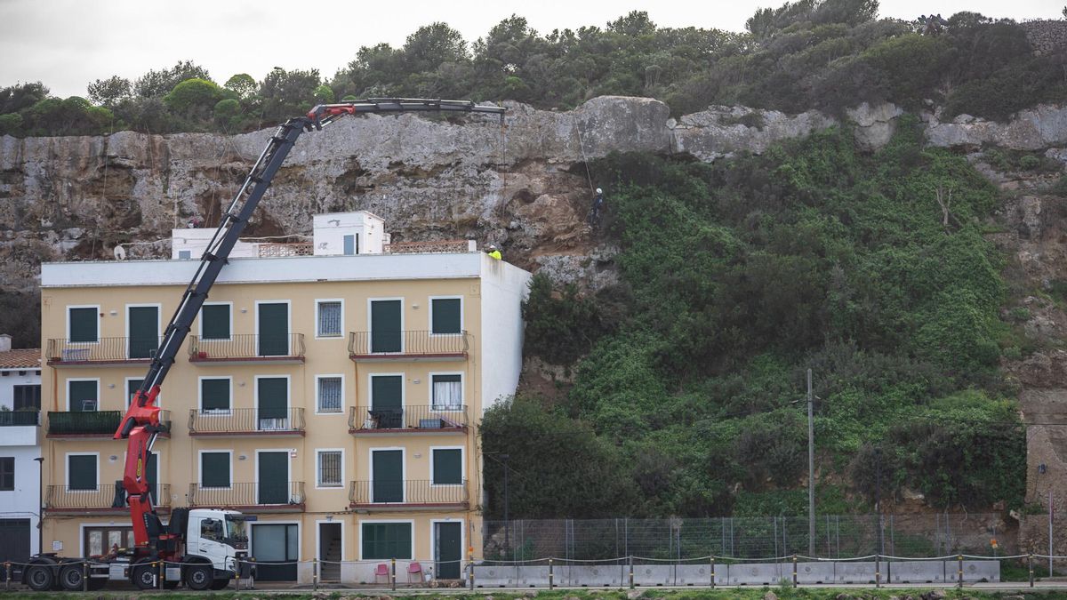 Los trabajos para verificar el estado de erosión diferenciada en el acantilado del Puerto se suceden a contrarreloj mientras los residentes piden volver a sus casas con seguridad.