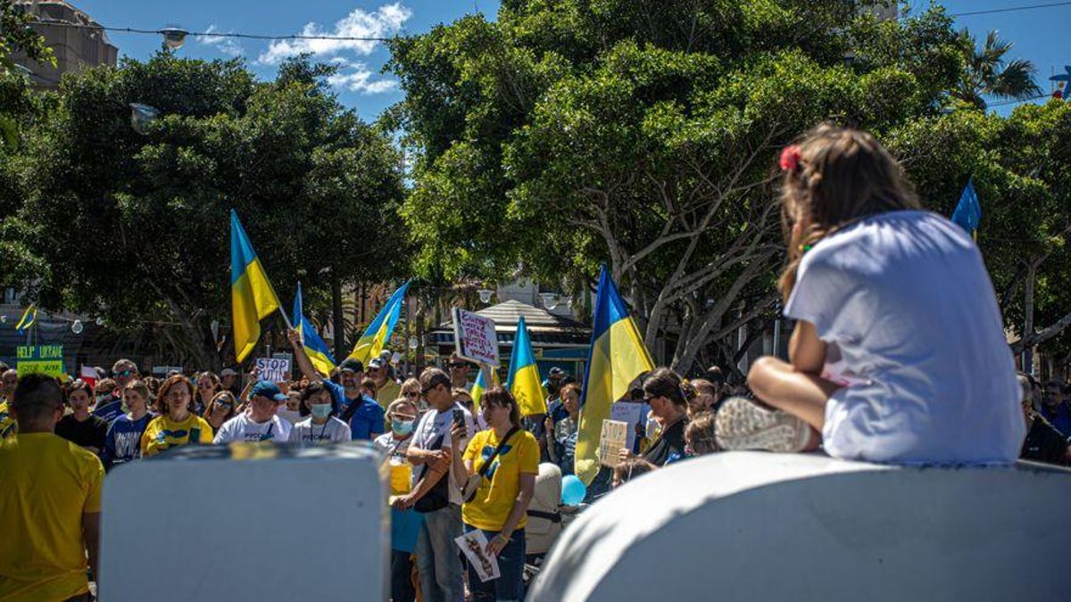 Una niña observa una manifestación por Ucrania en Tenerife