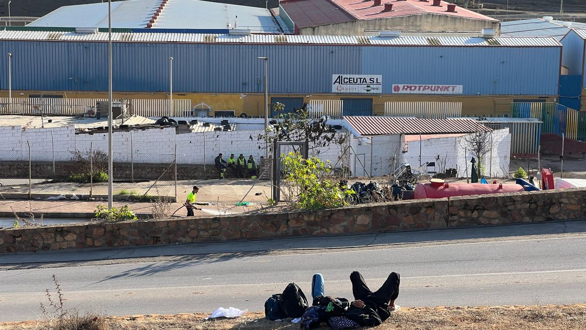 Dos jóvenes duermen en los alrededores de las naves del Tarajal mientras avanza el operativo de limpieza.