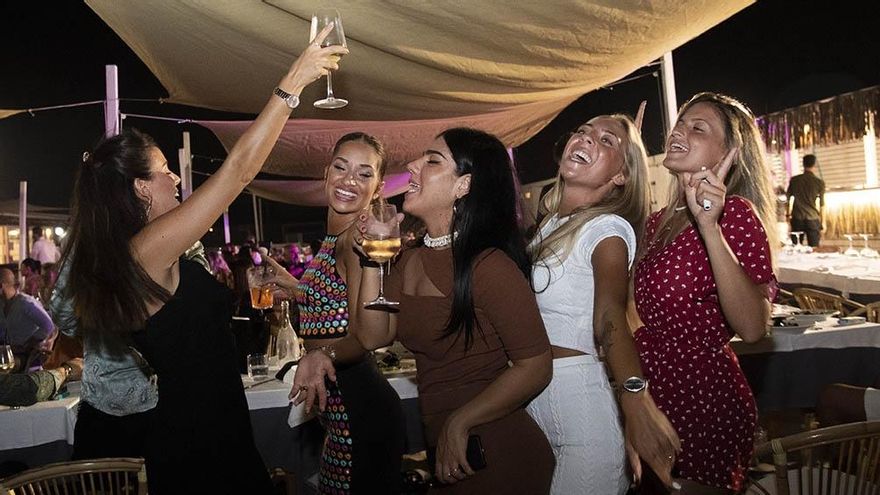 Atribuyen a la relajación del verano el origen de la segunda ola en Europa