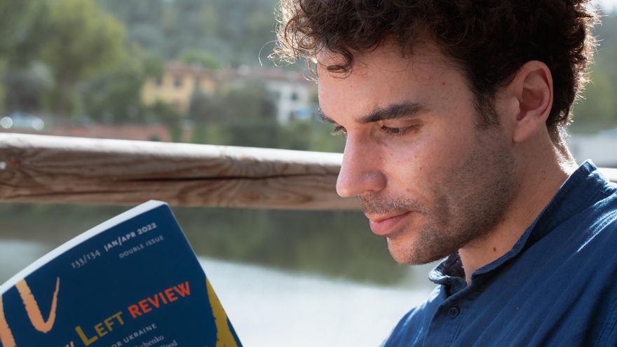 Vettese posa con uno de sus trabajos publicados en New Left Review.