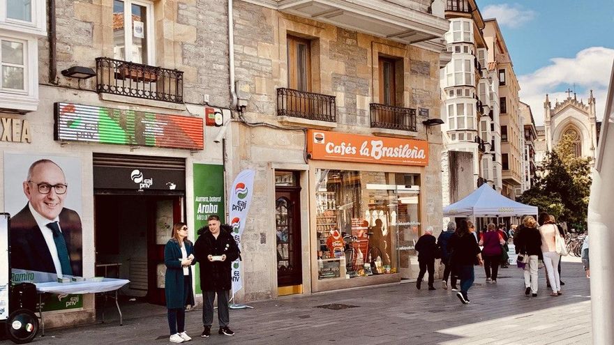 Repartos de propaganda en Vitoria, este viernes al mediodía