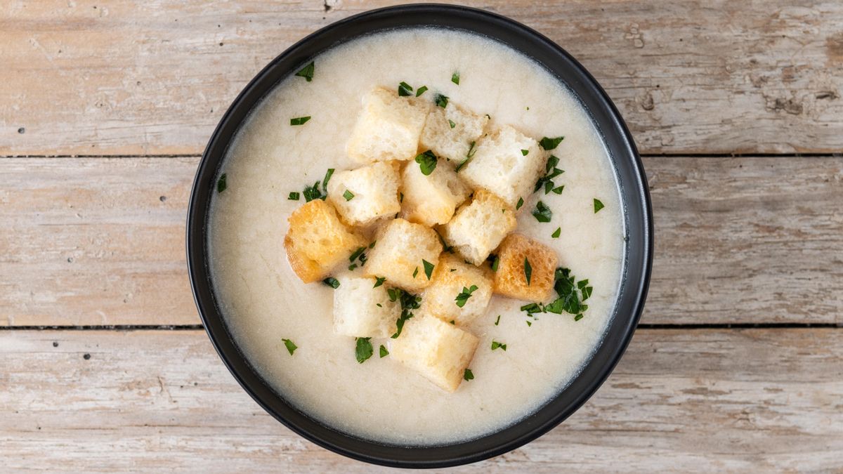 Sopa de ajo con pan duro, una receta nacida de la humildad del campo