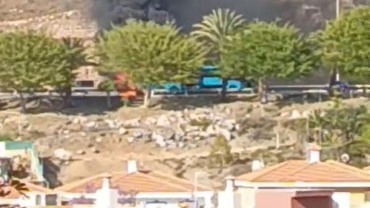 Arde una guagua de Global en el sur de Gran Canaria