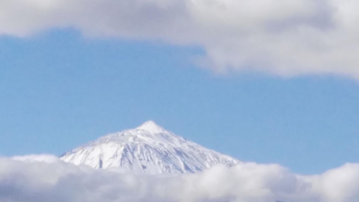 Así luce el Teide nevado por su cara norte, desde La Victoria hasta Icod de los Vinos