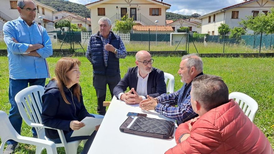 El candidato de Cs, Félix Álvarez, y su número dos, Esther Merino, visitan las viviendas de Argoños afectadas por sentencias de derribo junto al presidente de AMA, Antonio Vilela