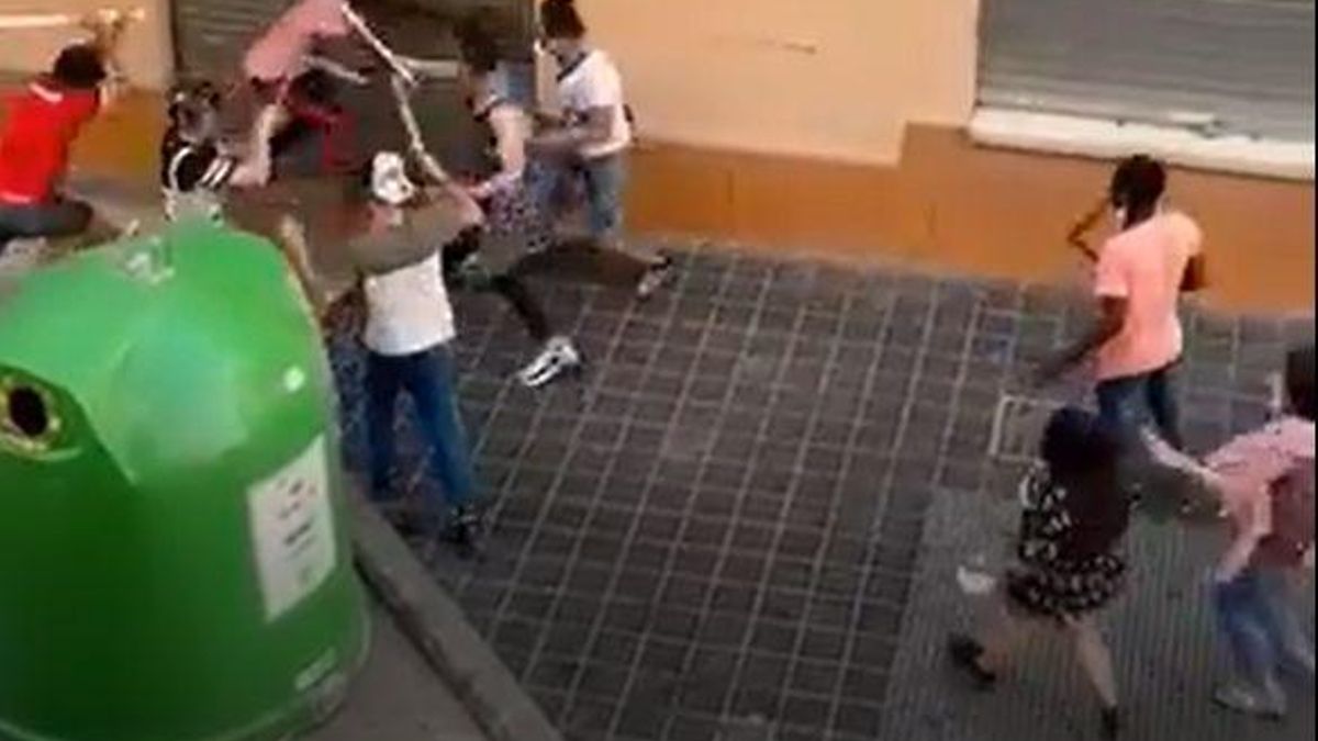 Varios jóvenes se agreden a palos en el barrio valenciano de Orriols.