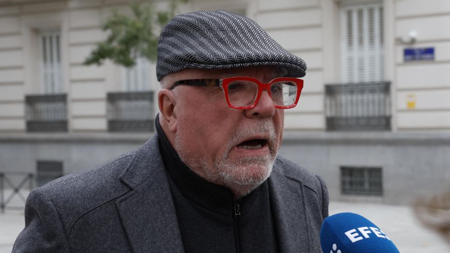 El excomisario José Manuel Villarejo atiende a los medios en los alrededores de la Audiencia Nacional donde fue interrogado por el juez Manuel García Castellón sobre supuestas presiones al extesorero Luis Bárcenas o a su abogado para que no se difundieran informaciones sobre la trama Gürtel, este lunes, en Madrid. EFE/ Zipi