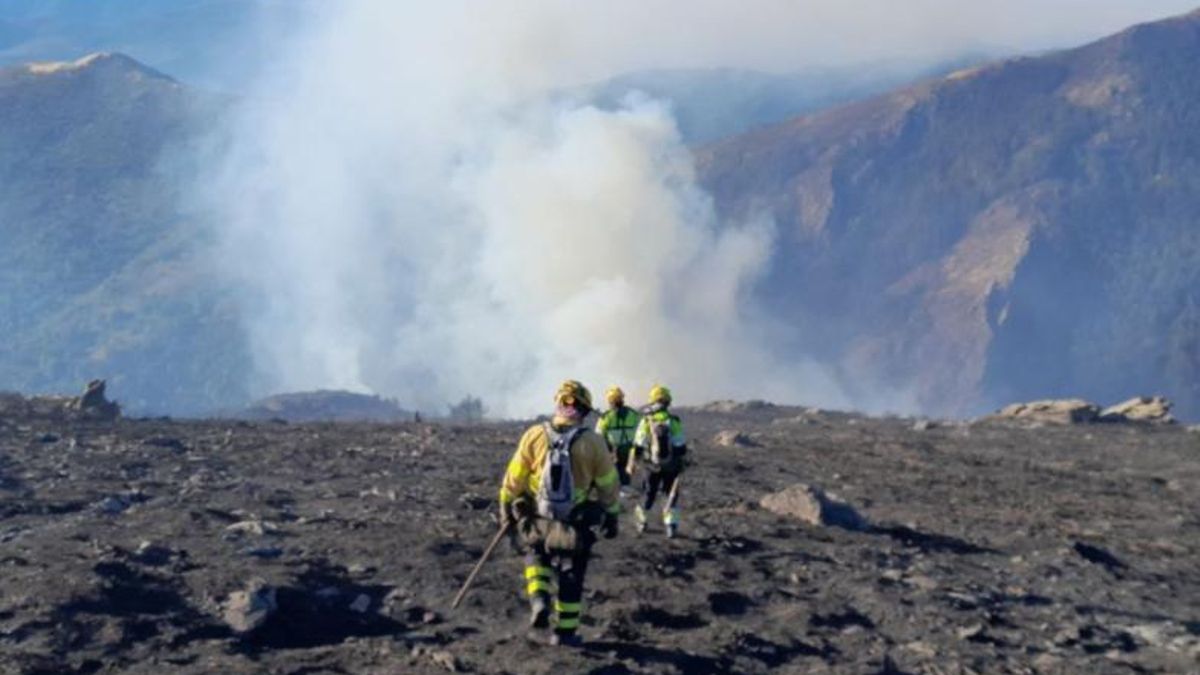 Incendio forestal en Peñalba de la Sierra (Guadalajra) que lleva cinco días activo, desde el domingo 21 de septiembre de 2025