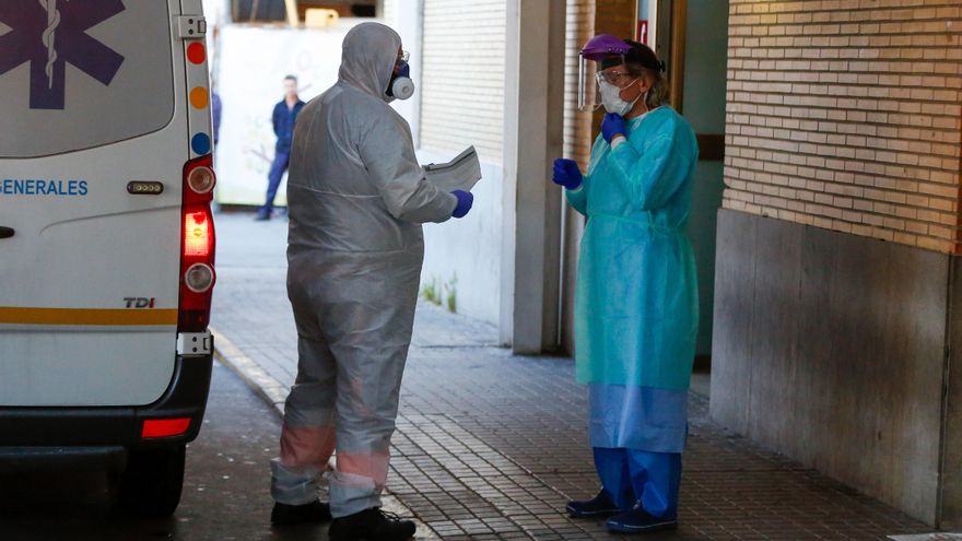 Llega una ambulancia con un enfermo al Hospital Virgen del Rocío.