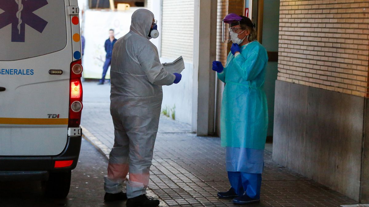 Llega una ambulancia con un enfermo al Hospital Virgen del Rocío.
