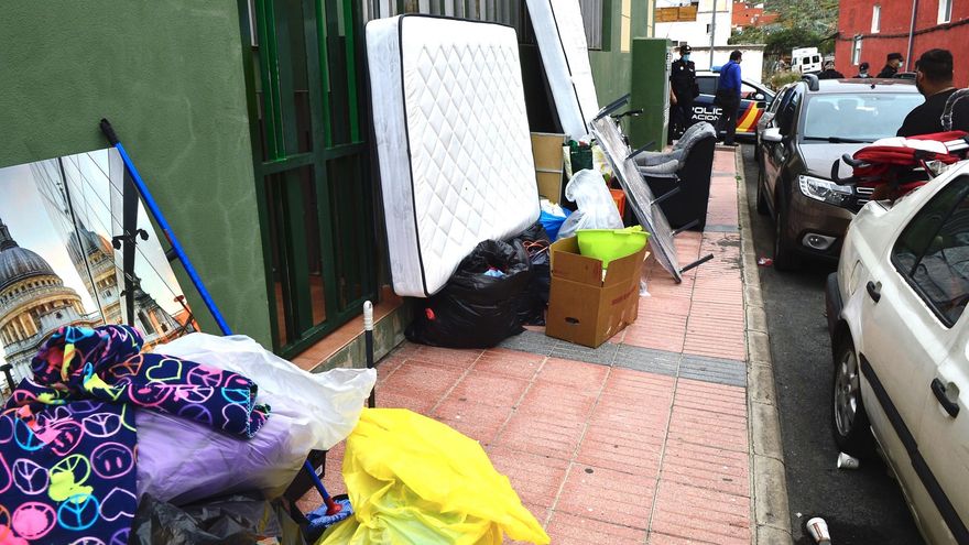 Pertenencias de Ithaisa Pérez en la calle tras ser desahuciada de su vivienda.
