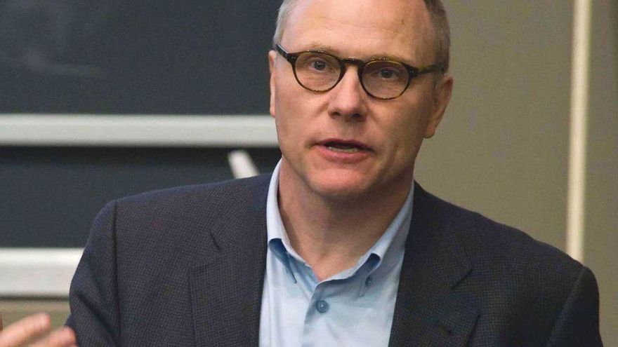 Cuando la lupa del Nobel David Card desmintió que subir el salario mínimo reducía el empleo