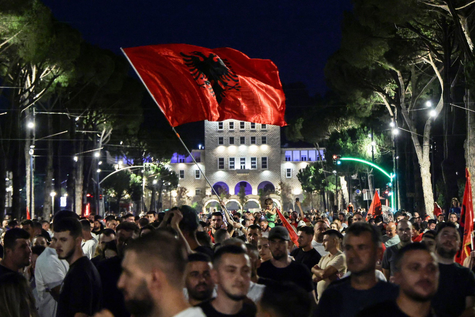 Miles de manifestantes se concentran en el centro de Tirana durante el vigésimo primer día consecutivo de protestas contra un proyecto de desarrollo turístico de lujo vinculado a Jared Kushner.