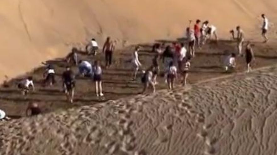 'Youtubers' congregan en las Dunas de Maspalomas a decenas de personas para encontrar dinero con sachos y palas