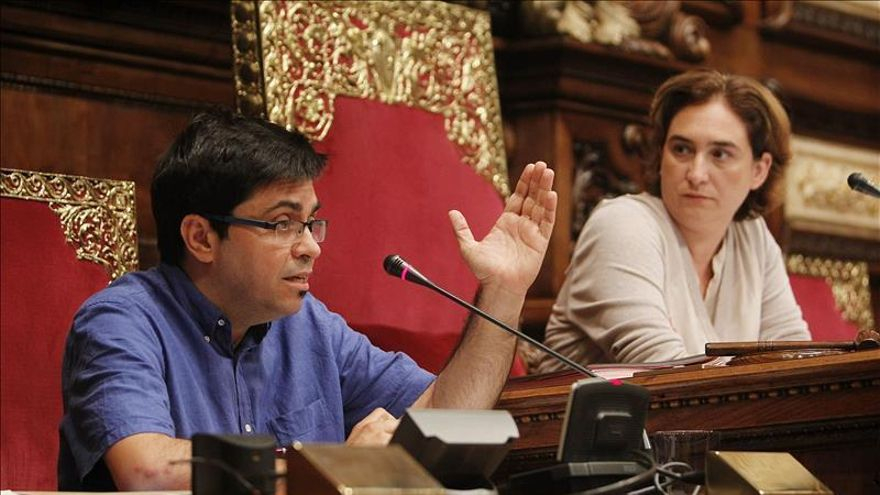 Gerardo Pisarello, observado por Ada Colau, durante un Pleno del Ayuntamiento de Barcelona.
