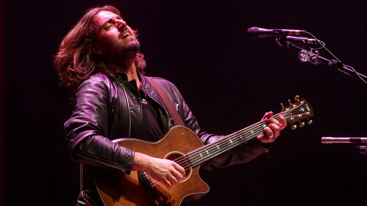 Archivo - El músico Andrés Suárez actúa en el Inverfest del Teatro Circo Price de Madrid el 20 de enero de 2021.