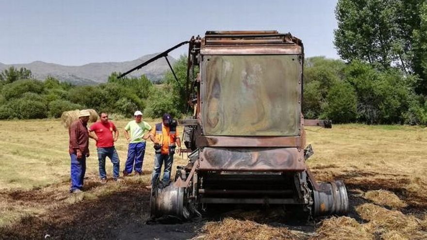 Los miembtos de la Asociación de Protección Civil El Refugio, observando la empacadora calcinada. Foto: @ElRefugioAVPC