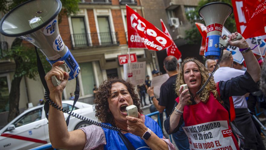 Concentración de funcionarios de Justicia frente a la sede del PSOE en la calle Ferraz en Madrid este viernes en el marco de la huelga que mantienen para reivindicar una mejora retributiva. EFE/ Daniel González