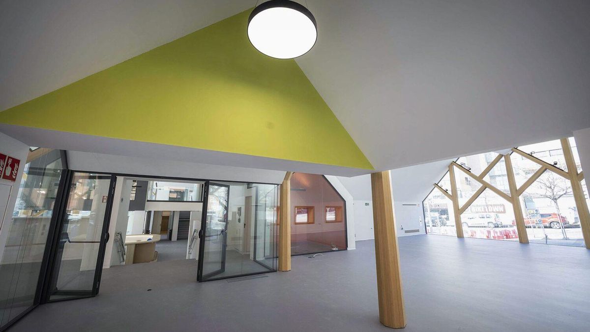 Estancia en el interior del centro cultural con biblioteca en Montecarmelo.