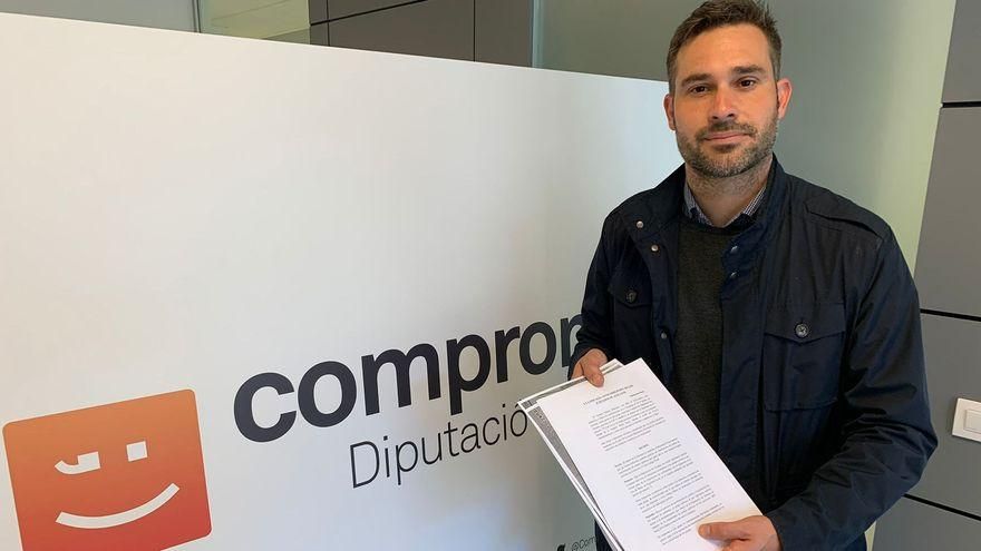 El portavoz de Compromís en la Diputación de Alicante, Gerard Fullana, con el escrito presentado ante la Fiscalía.