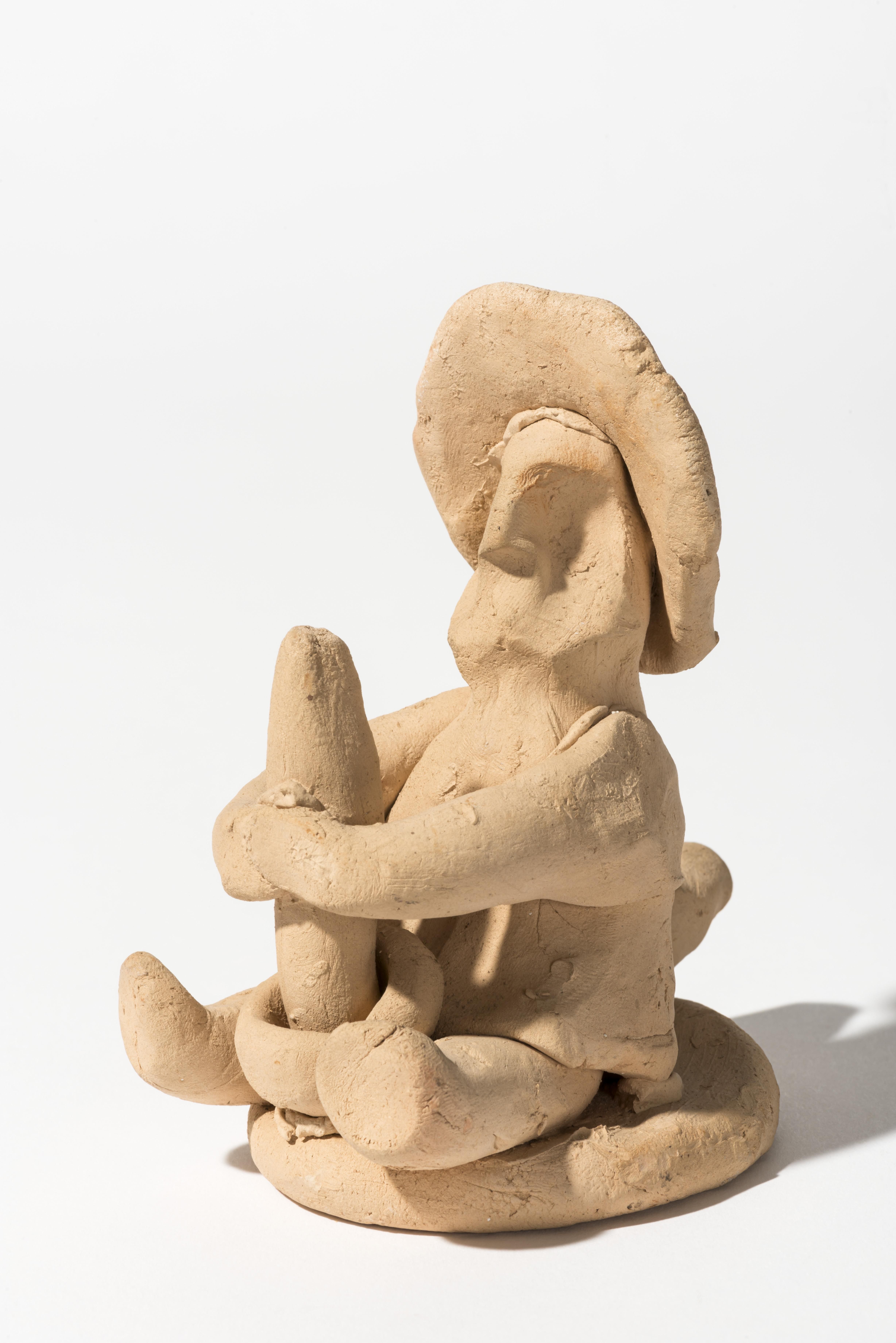 Figura de barro cocido sin policromar inspirada en la tradición del siurell mallorquín.