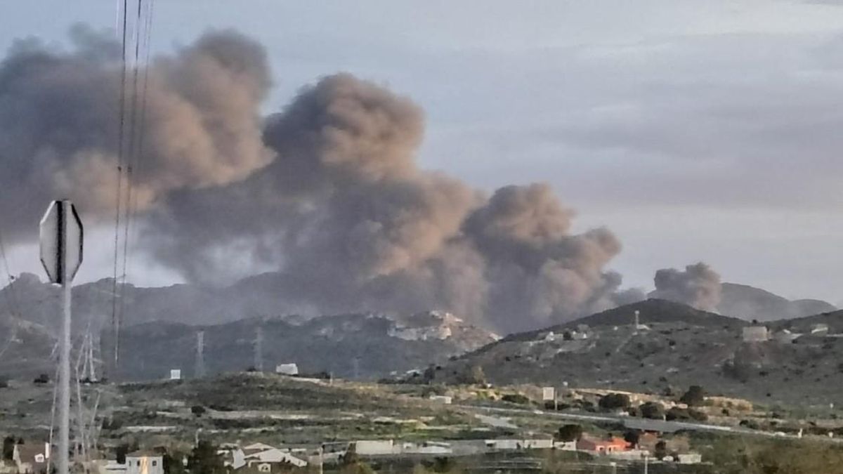Un aparatoso incendio en la refinería de Escombreras obliga a confinar a los vecinos por el humo