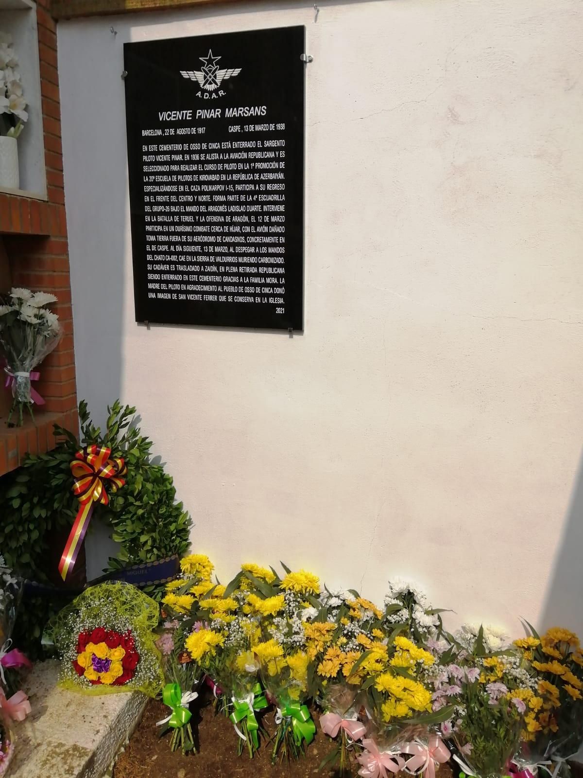 Placa homenaje a Vicente Pinar en el cementerio de Osso de Cinca