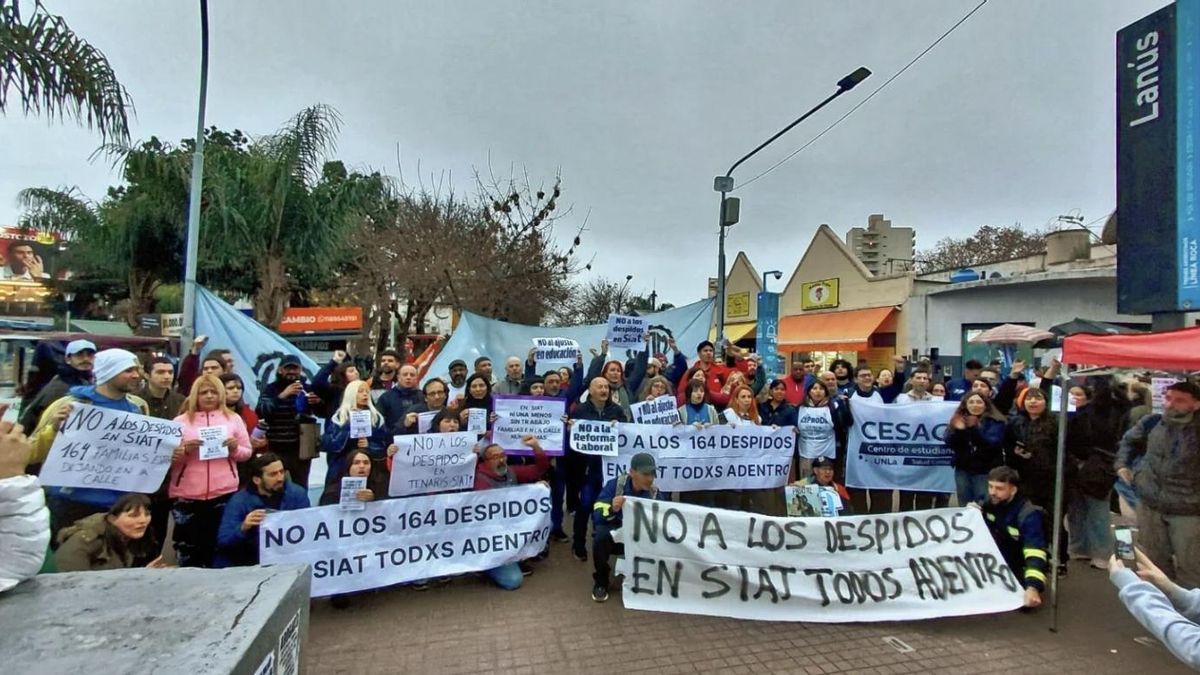 Protesta de trabajadores despedidos del grupo Techint tras la importación de tubos indios.