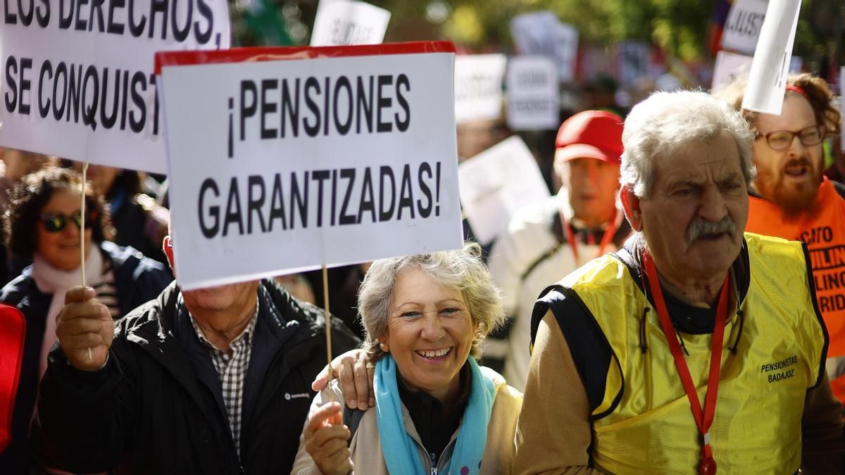 Una manifestante en defensa de las pensiones públicas en Madrid, este sábado. EFE/ Rodrigo Jiménez