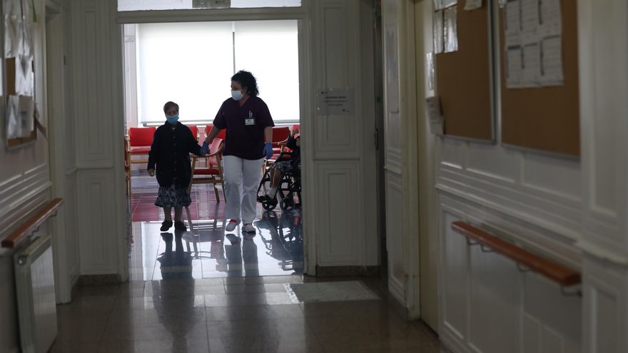 Trabajadora y usuaria de una residencia