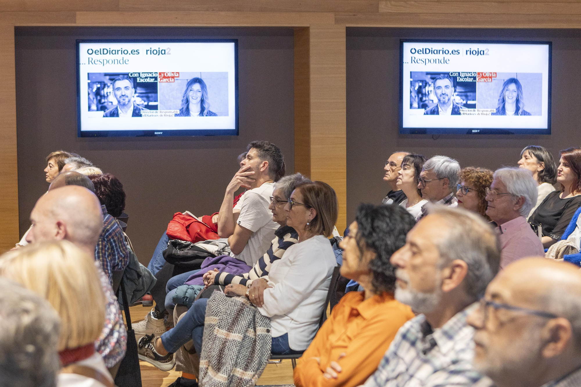Público asistente escucha con atención