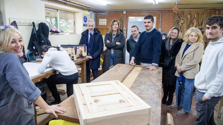 El consejero de Educación, FP y Universidades, Sergio Silva, visita el IES Ricardo Bernardo en Medio Cudeyo