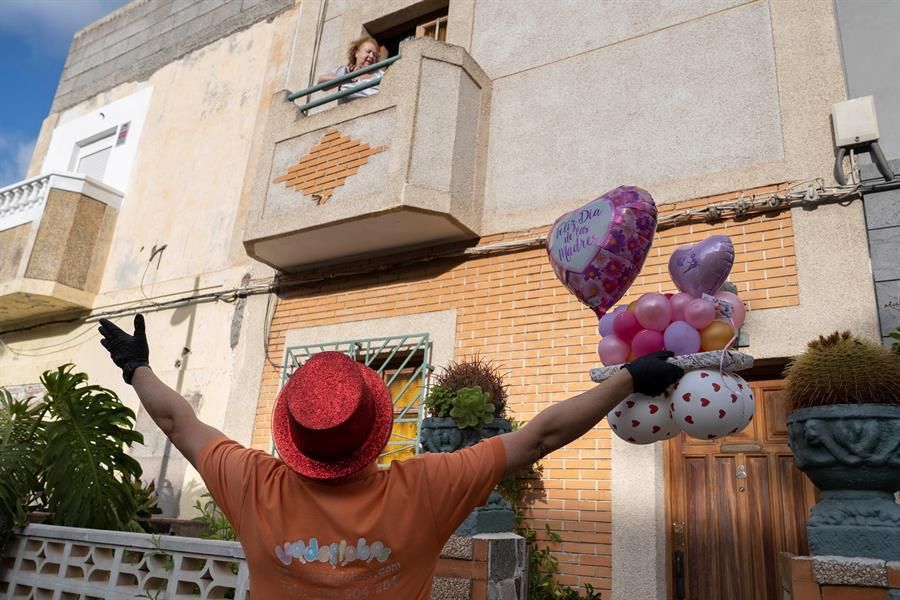 Un repartidor lleva un regalo a un madre aislada por el confinamiento en Santa Cruz de Tenerife (Efe / Miguel Barreto)