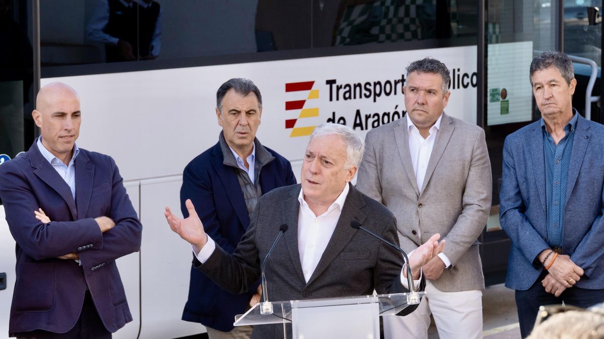 Decenas de alcaldes se plantan ante el nuevo contrato de bus del Gobierno de Azcón: “Los viajeros están aborrecidos”