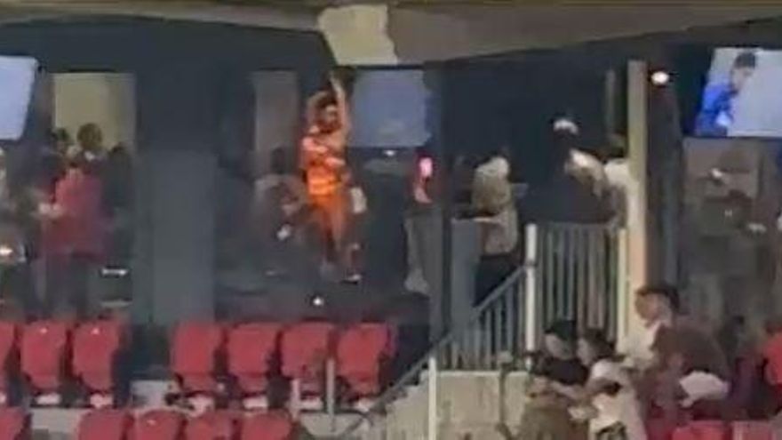 La presencia de gogós en la zona VIP del partido Mallorca-Barça desata la polémica: "Es machista y denigrante"