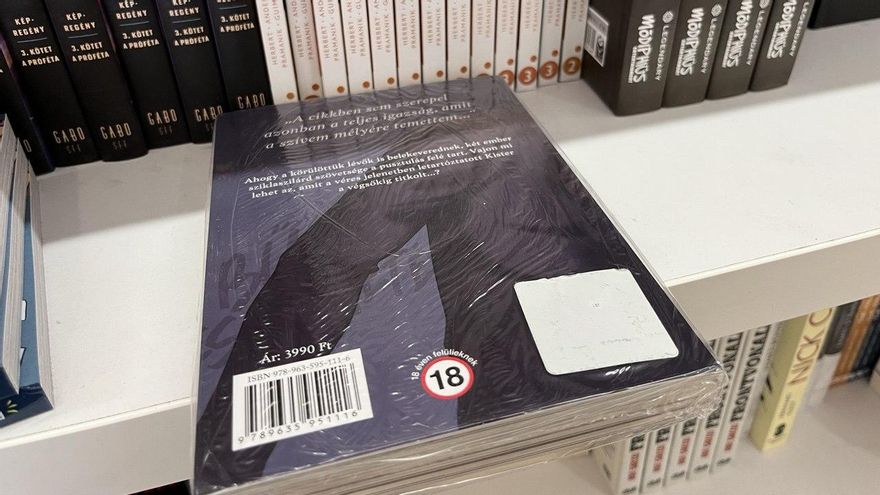 Uno de los libros de la serie 'Coleccionista de estrellas' envuelto en plástico y con la advertencia '+18'.