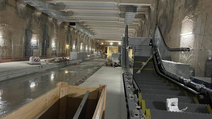 Estado de las obras en la parada de Germanías, con una de las escaleras mecánicas que se instalarán.