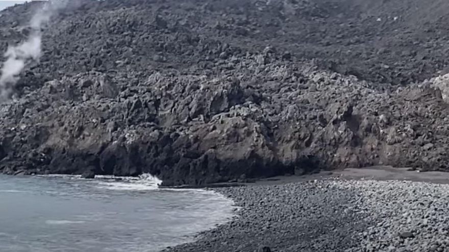 Ya hay playas en la fajana creada por el volcán de La Palma