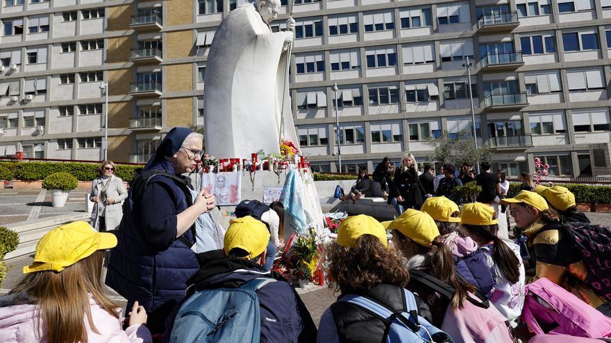 El papa durmió sin máscara de oxígeno la pasada noche en el hospital